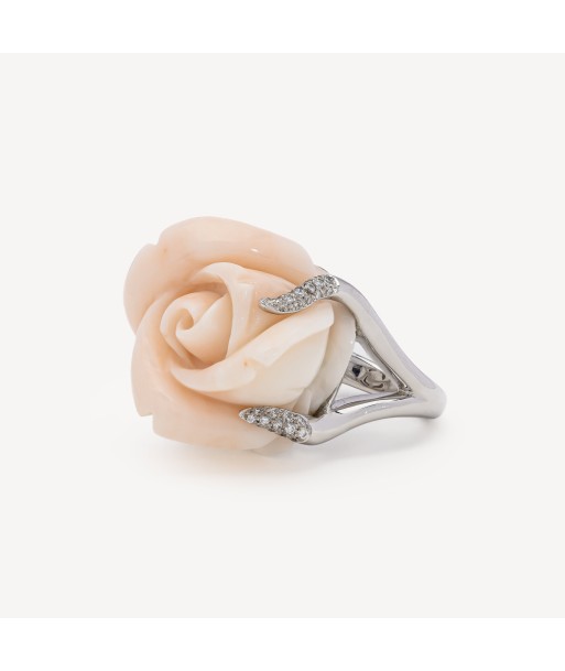 Bague Rose et Diamants Dans la société mordern